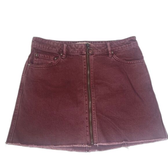 We the Free Zip It Up Denim Mini Skirt Raw Hem Maroon Size 27 Streetwear Basic - Picture 1 of 9